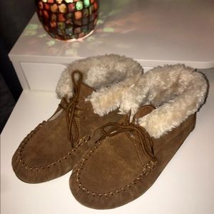 Women’s Cozy Slippers Size 10